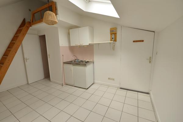 A vendre Angers hyper centre à deux pas du tramway et de la place Molière, appartement studio avec coin kitchenette, chauffage individuel, locataire en place.Copropriété en cours de division.