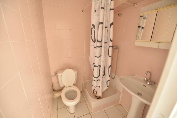 A vendre Angers hyper centre à deux pas du tramway et de la place Molière, appartement studio avec coin kitchenette, chauffage individuel, locataire en place.Copropriété en cours de division.