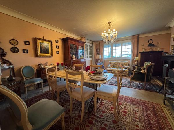 Maison des années 60 avec jardin et double garage