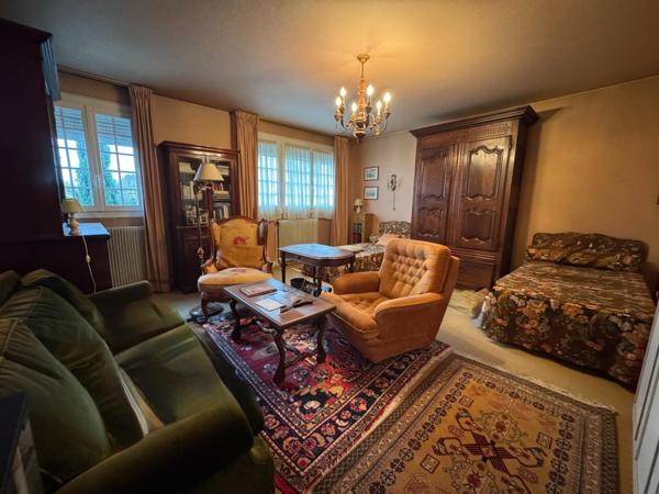 Maison des années 60 avec jardin et double garage