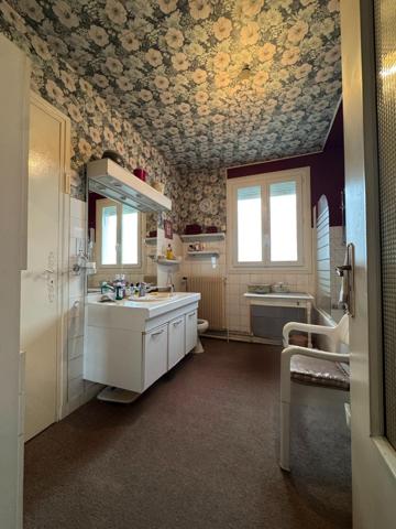 Maison des années 60 avec jardin et double garage