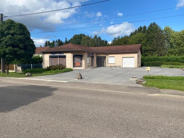 salon de coifure tout équipé, en face d'une grande surface