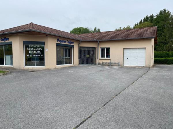 salon de coifure tout équipé, en face d'une grande surface