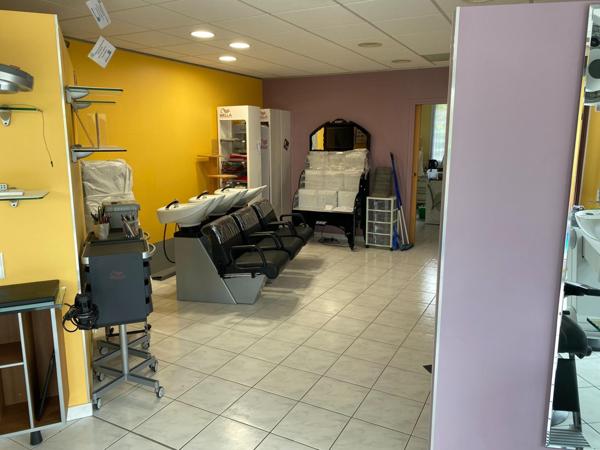 salon de coifure tout équipé, en face d'une grande surface