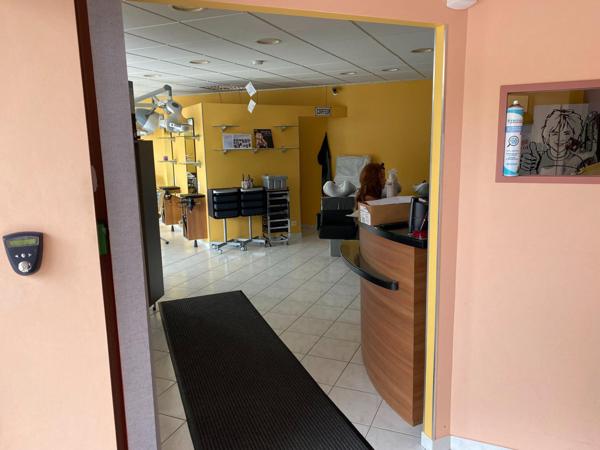 salon de coifure tout équipé, en face d'une grande surface