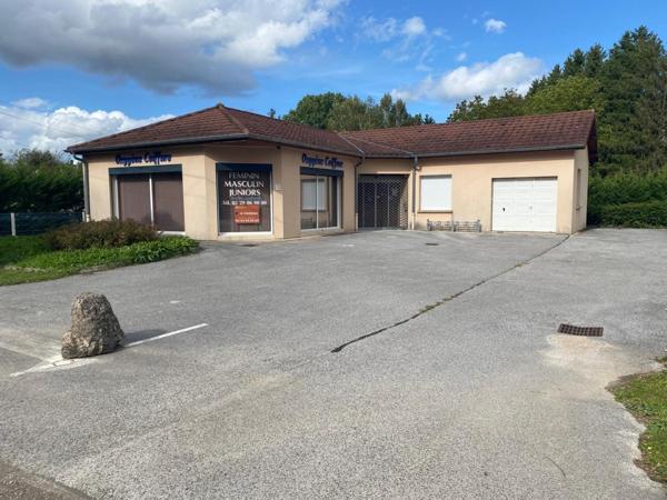 salon de coifure tout équipé, en face d'une grande surface