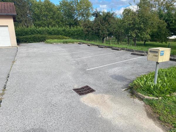 salon de coifure tout équipé, en face d'une grande surface