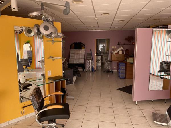 salon de coifure tout équipé, en face d'une grande surface