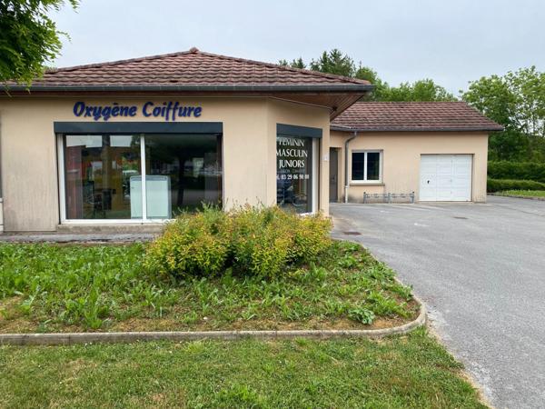 salon de coifure tout équipé, en face d'une grande surface