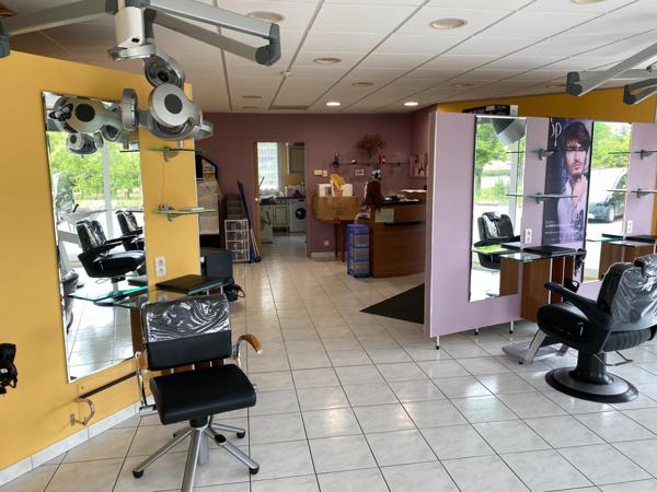 salon de coifure tout équipé, en face d'une grande surface