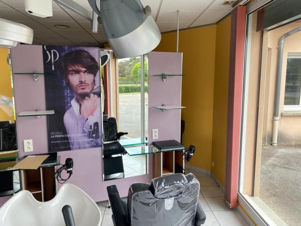 salon de coifure tout équipé, en face d'une grande surface
