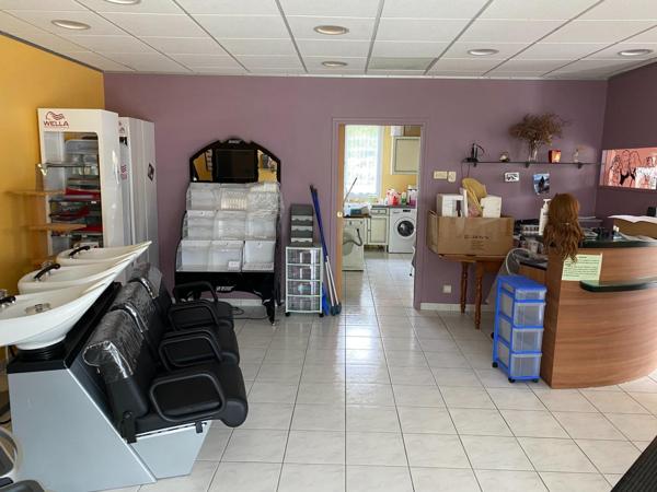 salon de coifure tout équipé, en face d'une grande surface