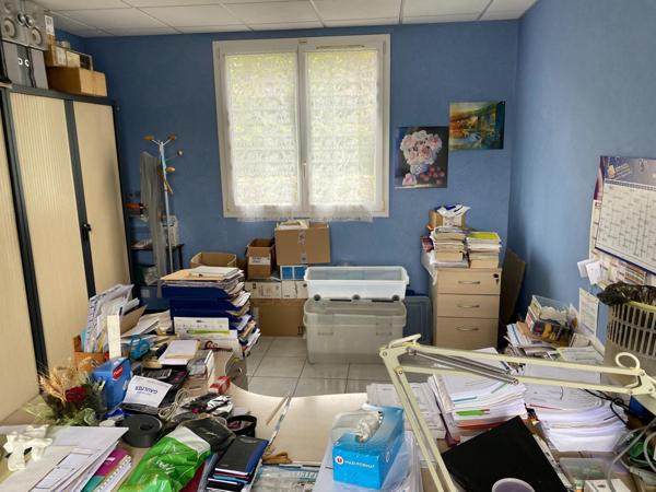 salon de coifure tout équipé, en face d'une grande surface