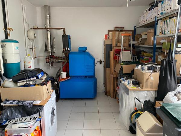 salon de coifure tout équipé, en face d'une grande surface