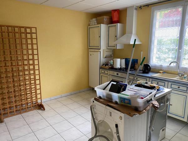 salon de coifure tout équipé, en face d'une grande surface