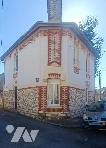 Au centre de Villeneuve-la-Guyard, jolie maison de ville de 5 pièces à rafraichir, 113 m² habitable,