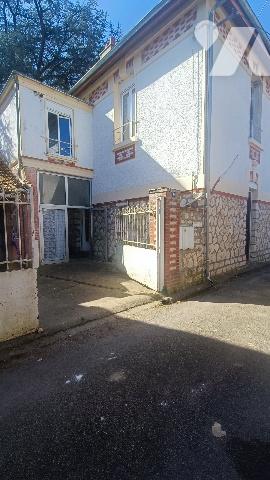 Au centre de Villeneuve-la-Guyard, jolie maison de ville de 5 pièces à rafraichir, 113 m² habitable,