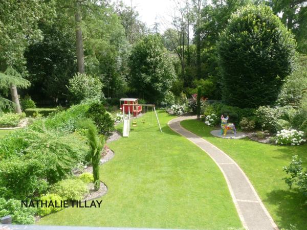 OLIVET bord du Loiret, a vendre, jolie maison de 243 m², jardin paysagé et arboré, parcelle de 1 123,00 m²