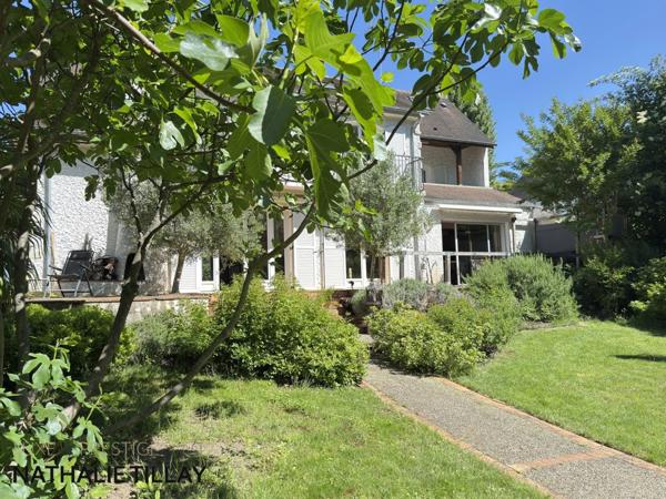 OLIVET bord du Loiret, a vendre, jolie maison de 243 m², jardin paysagé et arboré, parcelle de 1 123,00 m²