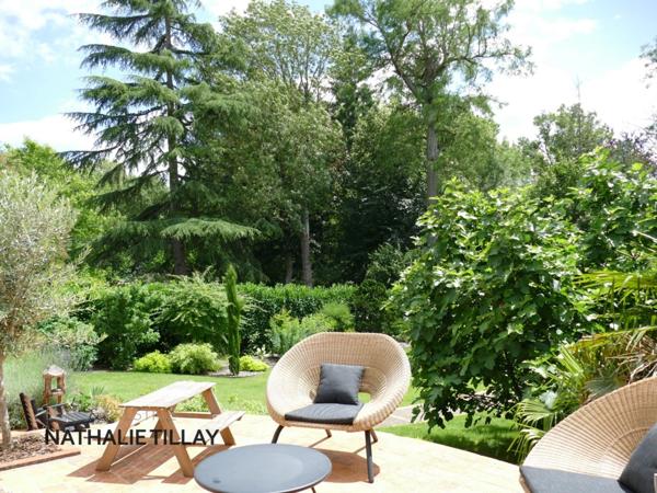 OLIVET bord du Loiret, a vendre, jolie maison de 243 m², jardin paysagé et arboré, parcelle de 1 123,00 m²
