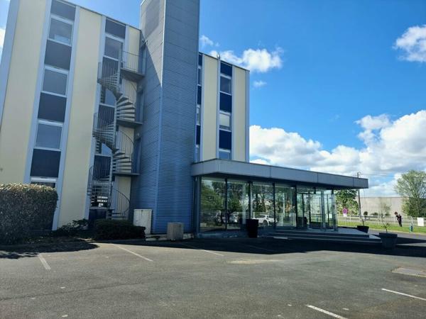 À VENDRE – IMMEUBLE DE BUREAUX DE 960 M² – FORTE VISIBILITÉ SUR AXE TRÈS PASSANT – NORD LA ROCHE-SUR-YON