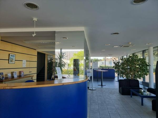 À VENDRE – IMMEUBLE DE BUREAUX DE 960 M² – FORTE VISIBILITÉ SUR AXE TRÈS PASSANT – NORD LA ROCHE-SUR-YON