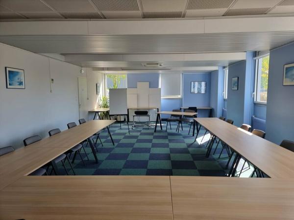 À VENDRE – IMMEUBLE DE BUREAUX DE 960 M² – FORTE VISIBILITÉ SUR AXE TRÈS PASSANT – NORD LA ROCHE-SUR-YON