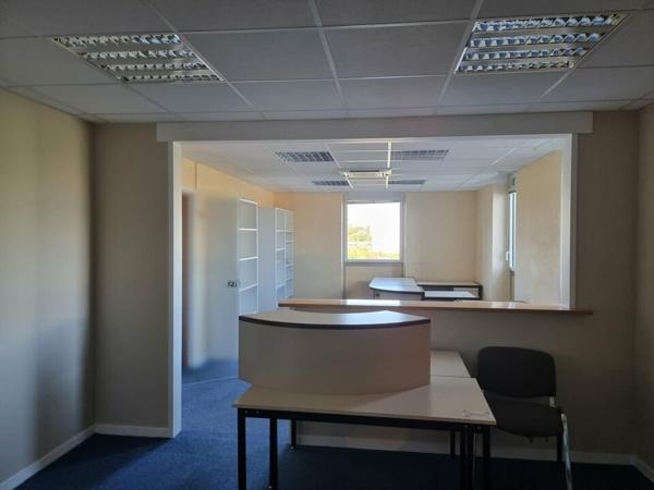 À VENDRE – IMMEUBLE DE BUREAUX DE 960 M² – FORTE VISIBILITÉ SUR AXE TRÈS PASSANT – NORD LA ROCHE-SUR-YON