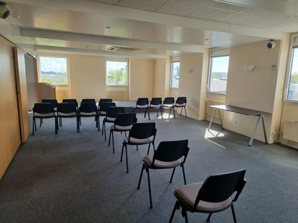 À VENDRE – IMMEUBLE DE BUREAUX DE 960 M² – FORTE VISIBILITÉ SUR AXE TRÈS PASSANT – NORD LA ROCHE-SUR-YON
