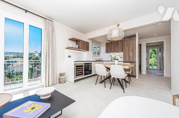 Roquebrune-Cap-Martin – Appartement rénové au dernier étage avec terrasse et aperçu mer.