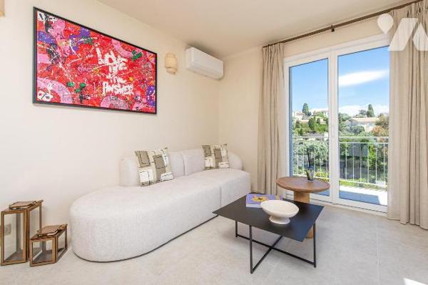 Roquebrune-Cap-Martin – Appartement rénové au dernier étage avec terrasse et aperçu mer.