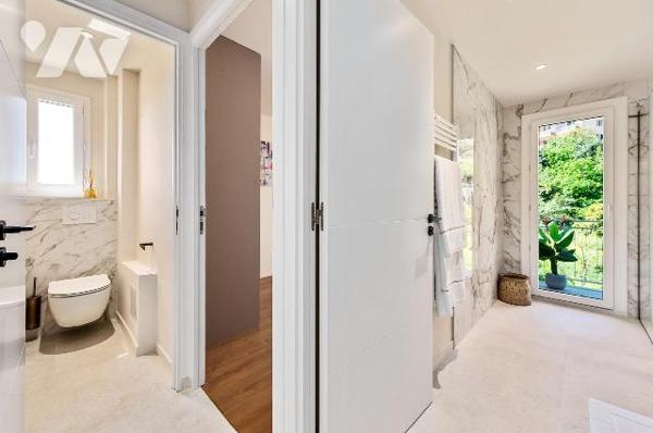 Roquebrune-Cap-Martin – Appartement rénové au dernier étage avec terrasse et aperçu mer.