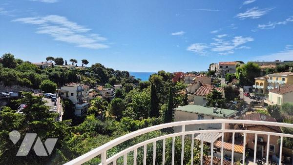 Roquebrune-Cap-Martin – Appartement rénové au dernier étage avec terrasse et aperçu mer.