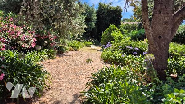 Roquebrune-Cap-Martin – Appartement rénové au dernier étage avec terrasse et aperçu mer.