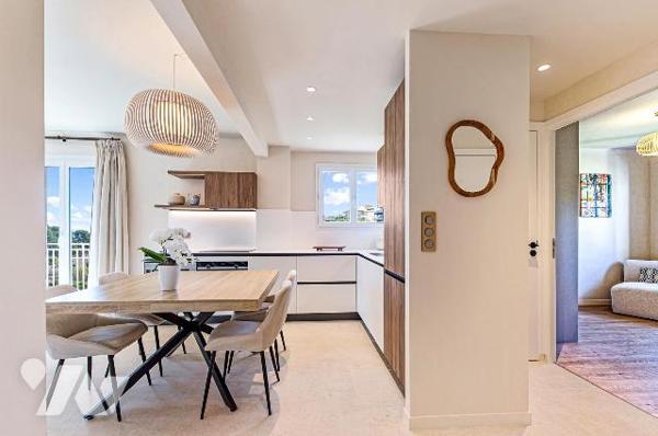 Roquebrune-Cap-Martin – Appartement rénové au dernier étage avec terrasse et aperçu mer.