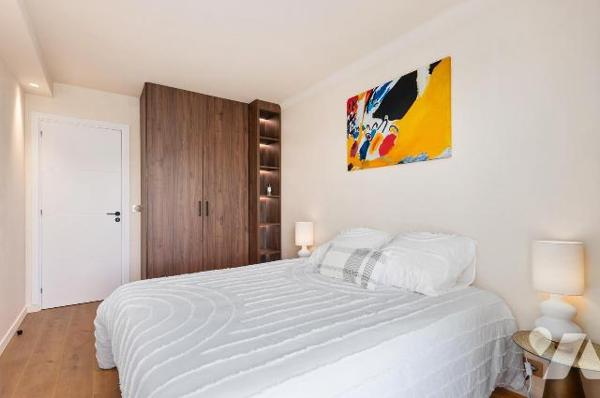 Roquebrune-Cap-Martin – Appartement rénové au dernier étage avec terrasse et aperçu mer.