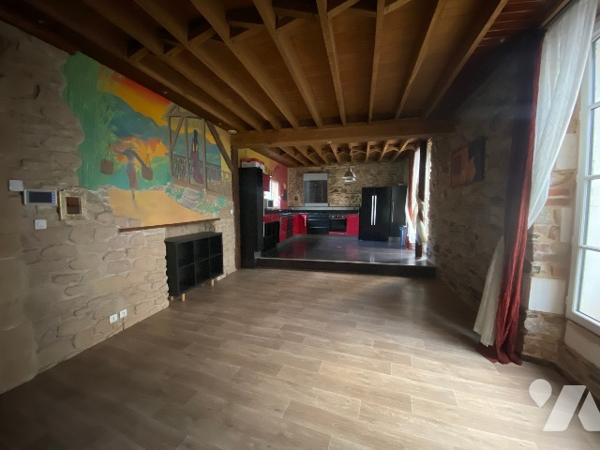 Maison de ville 110 m² avec hall d'entrée, séjour, cuisine A/E, 3 chambres, salle de bains et WC.