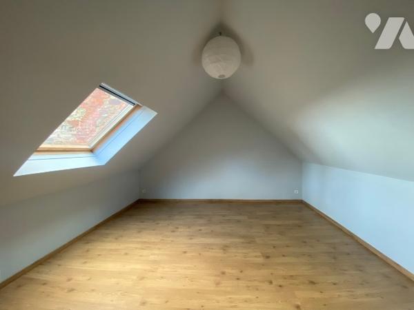 Maison de ville 110 m² avec hall d'entrée, séjour, cuisine A/E, 3 chambres, salle de bains et WC.