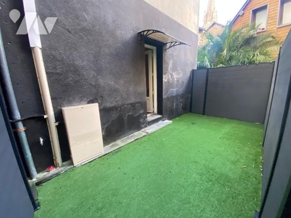 Maison de ville 110 m² avec hall d'entrée, séjour, cuisine A/E, 3 chambres, salle de bains et WC.