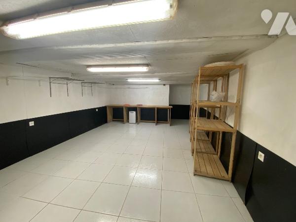 Maison de ville 110 m² avec hall d'entrée, séjour, cuisine A/E, 3 chambres, salle de bains et WC.