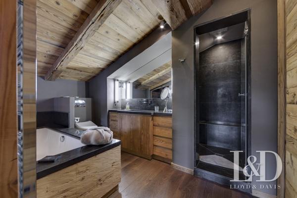 "Rare ! Dernier étage au cœur du village avec vue panoramique sur Bellevarde"