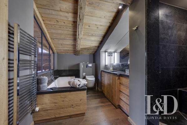 "Rare ! Dernier étage au cœur du village avec vue panoramique sur Bellevarde"