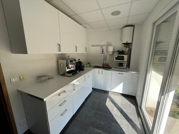 Immeuble de bureaux récent à vendre à Beaumont-les-Valence Zone de Clairac, grand parking