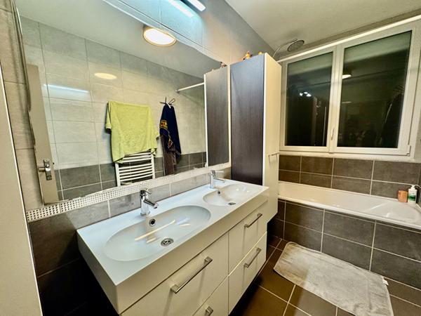 APPARTEMENT T3 POITIERS BALCON CAVE STATIONNEMENT