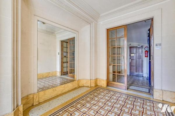 Commerce – Appartement familial en dernier étage avec balcon