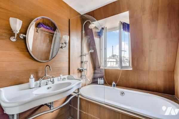 Commerce – Appartement familial en dernier étage avec balcon