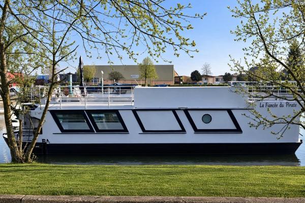 Houseboat 15 m habitable terrasse 2 moteurs neuf