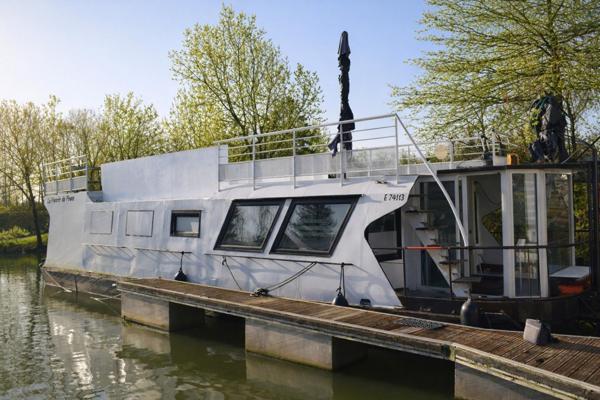 Houseboat 15 m habitable terrasse 2 moteurs neuf