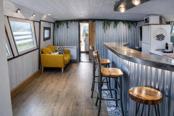 Houseboat 15 m habitable terrasse 2 moteurs neuf