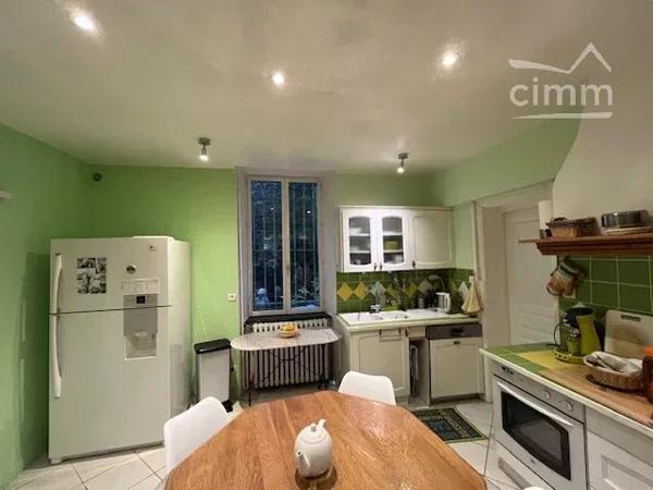 A vendre une bâtisse de 475 m² habitables, entièrement rénovée entre 2007 et 2010.